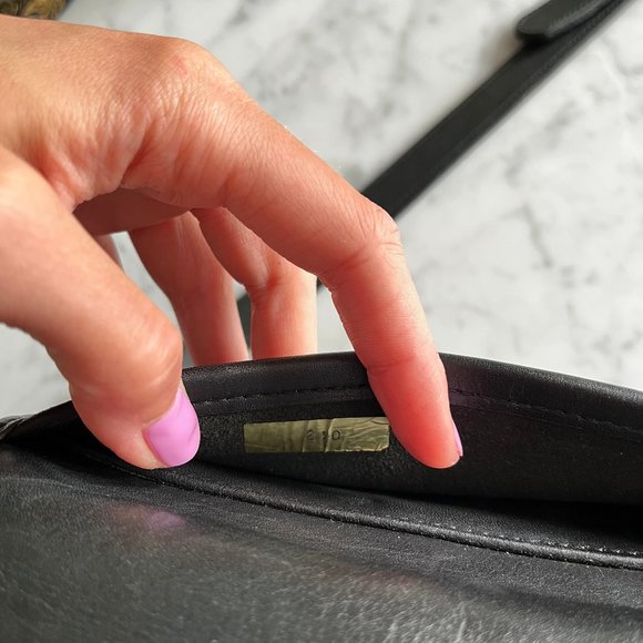 Elegant Black Leather Shoulder Bag - Picture 6 of 16